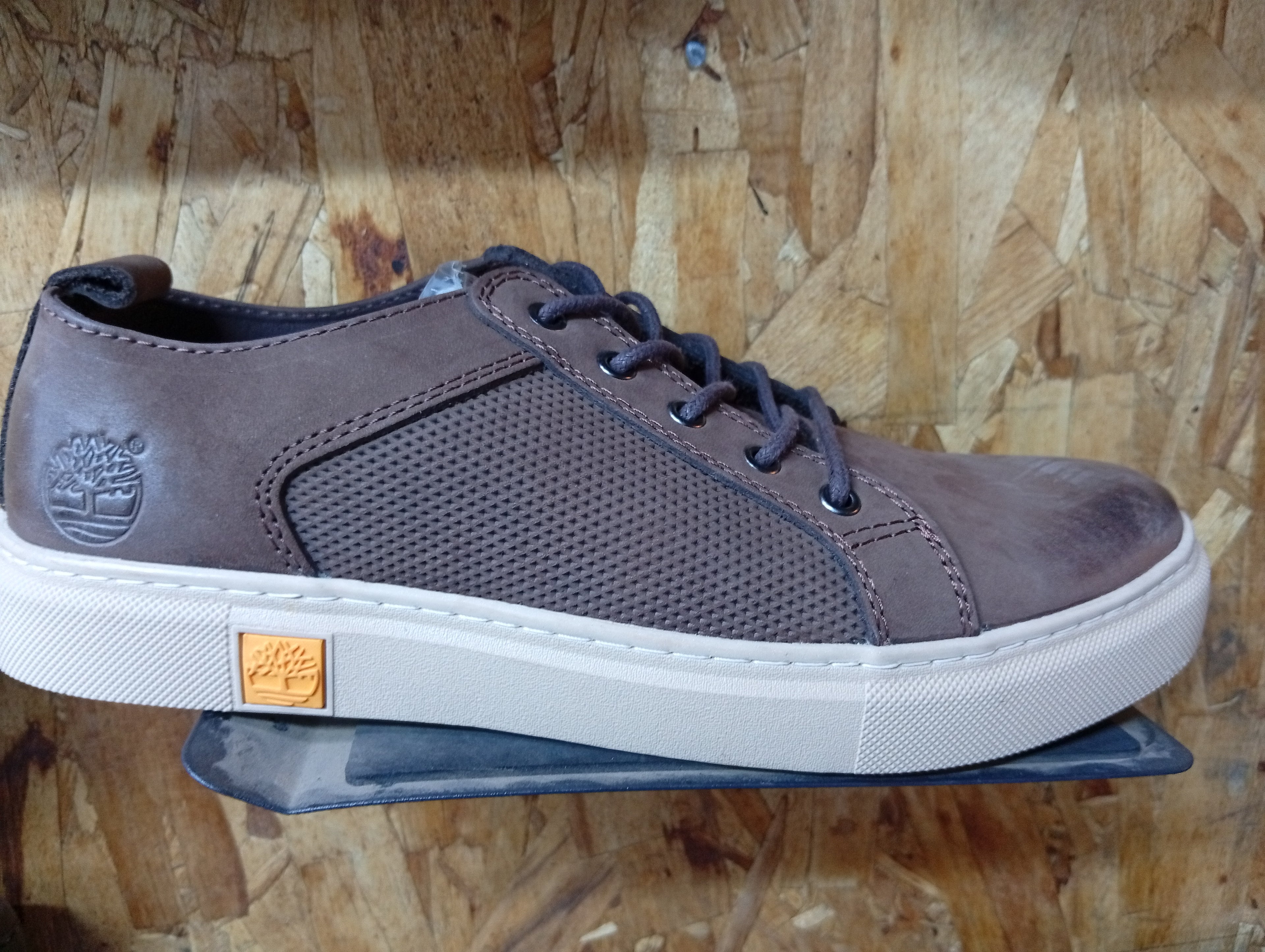 low cut Urban Classic— versatile casual sneakers