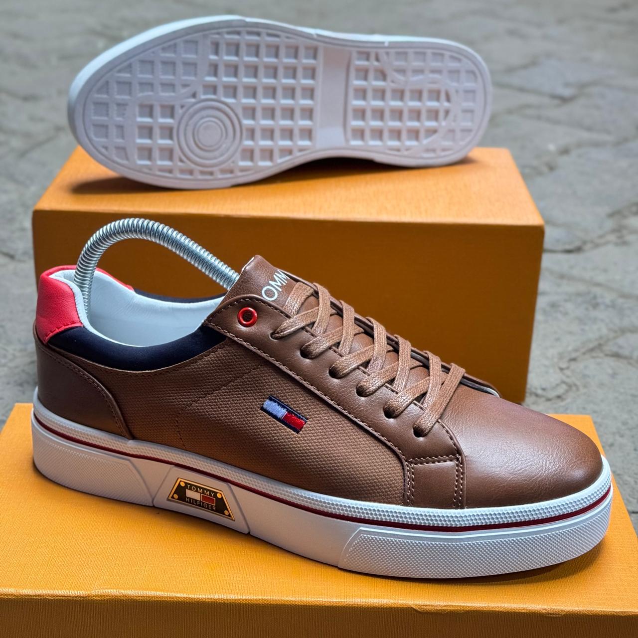 Low-Top Casual Sneakers – Classic Everyday Lace-Up Shoes