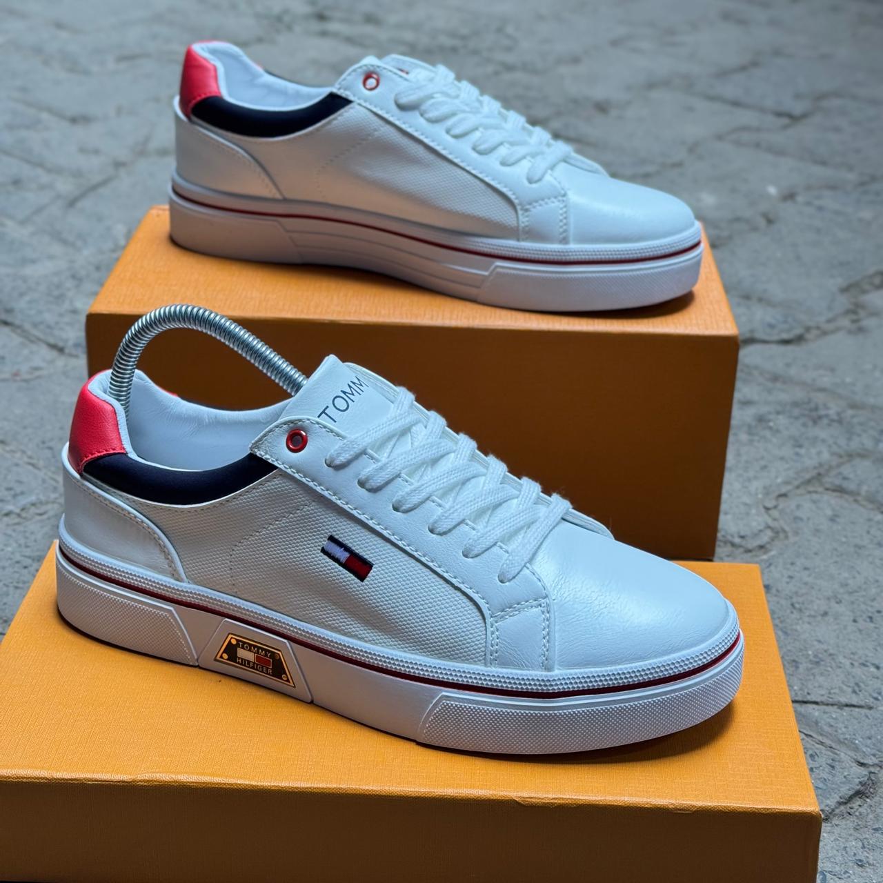 Low-Top Casual Sneakers – Classic Everyday Lace-Up Shoes