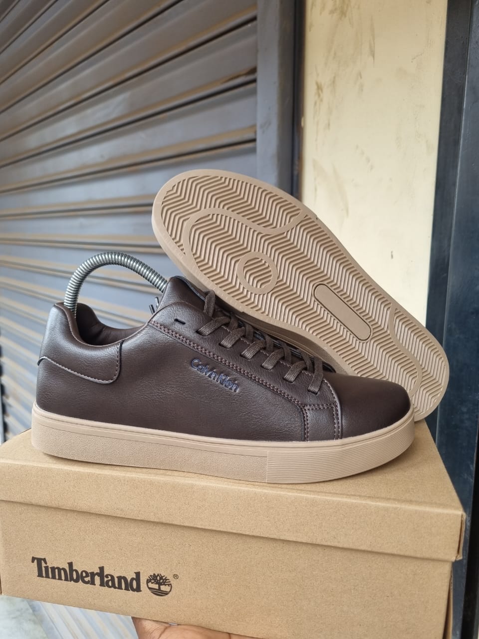 Low-Top Casual Sneakers – Clean Leather-Style Lace-Up Shoes