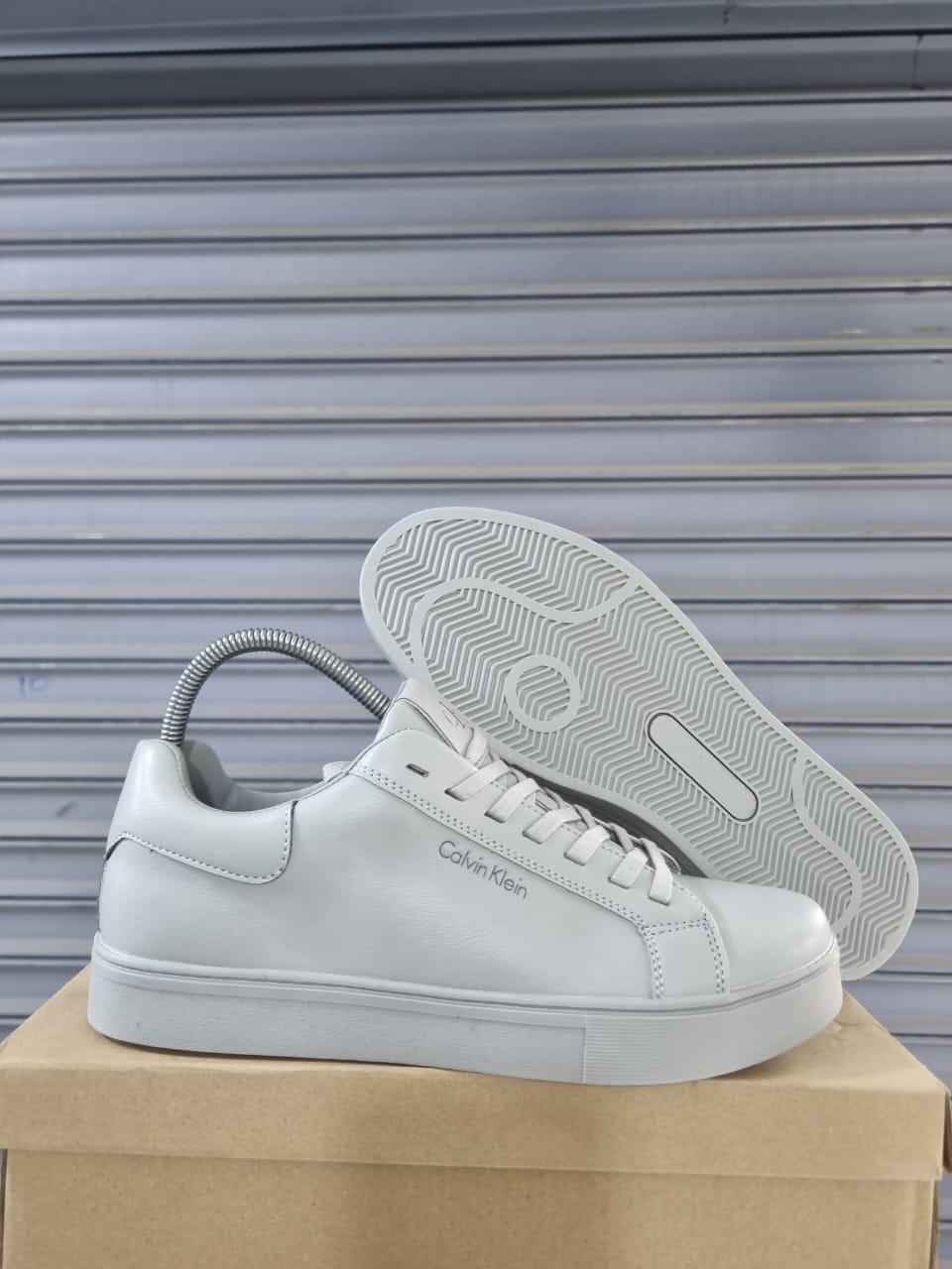 Low-Top Casual Sneakers – Clean Leather-Style Lace-Up Shoes