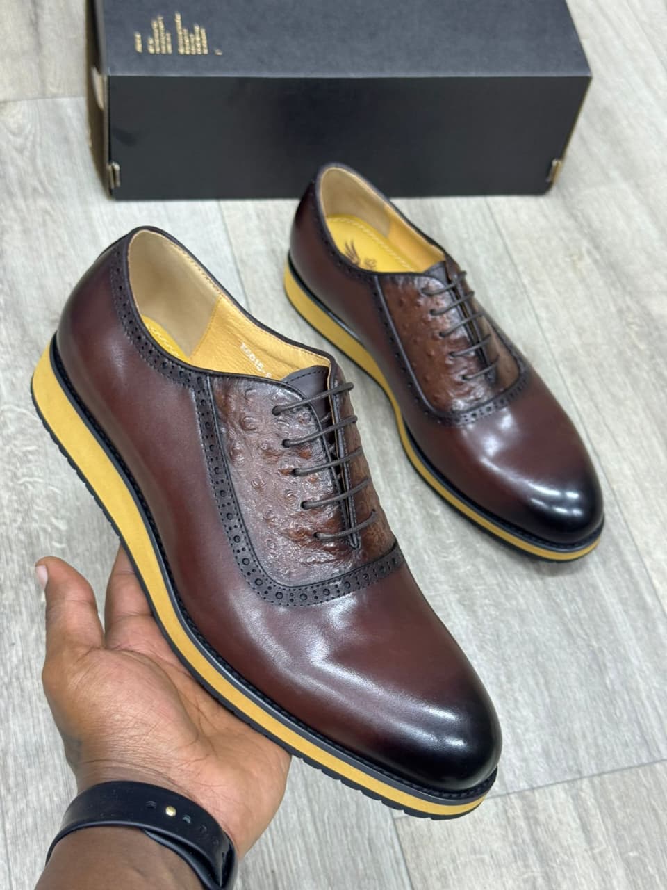 Men’s Leather Oxford Shoes with Ostrich-Style Textured Lace Panel – Premium Brogue Design